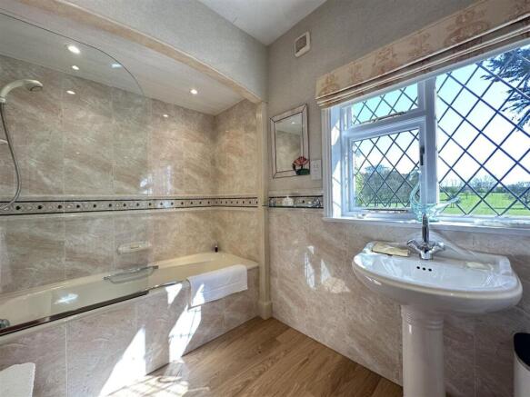 4 bed House for sale Image 10