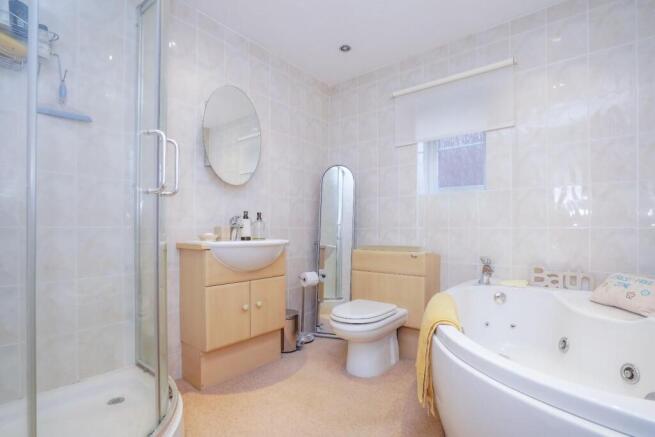 4 bed Detached for sale Image 12