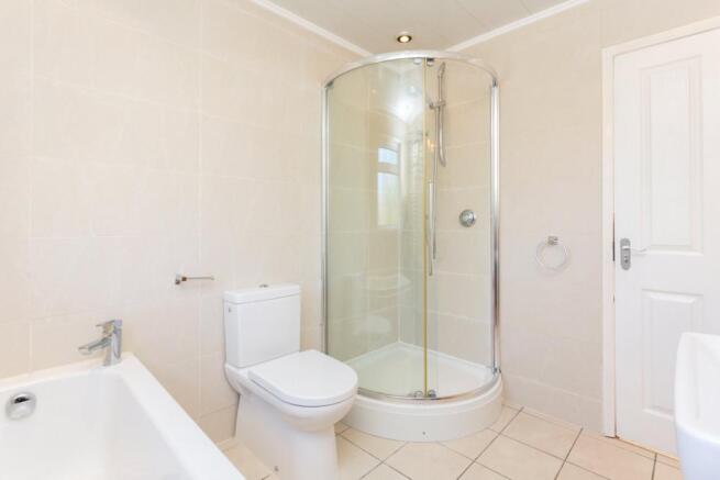 Family Bathroom 1