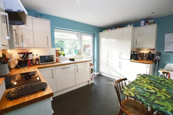 5 Willowdene Close kitchen.jpg