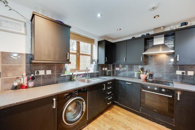 OPEN PLAN SITTING ROOM FITTED KITCHEN