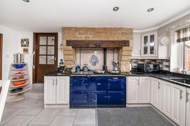 5 bed Detached for sale Image 7