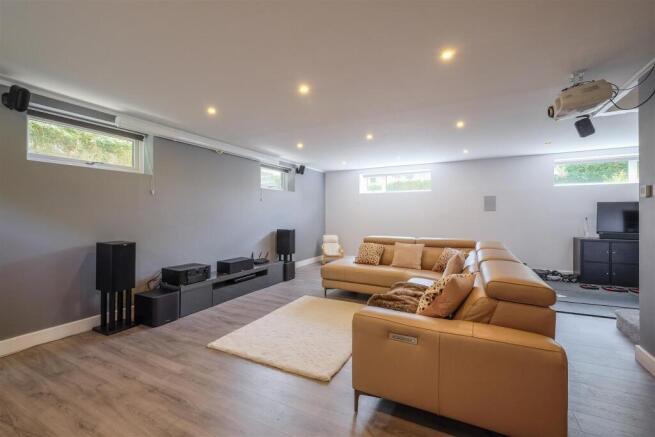 5 bed Detached for sale Image 5