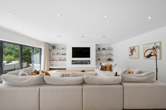 5 bed Detached for sale Image 7