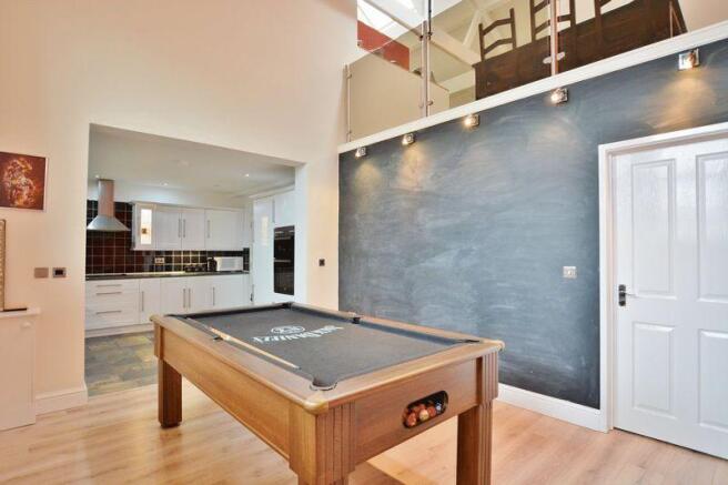 Pool room/dini...