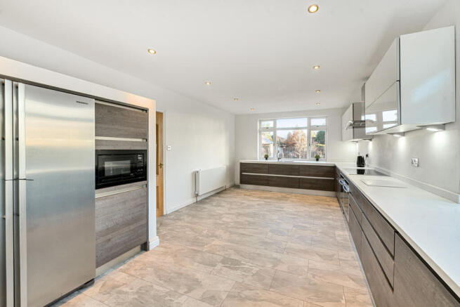 6 bed Detached for sale Image 7