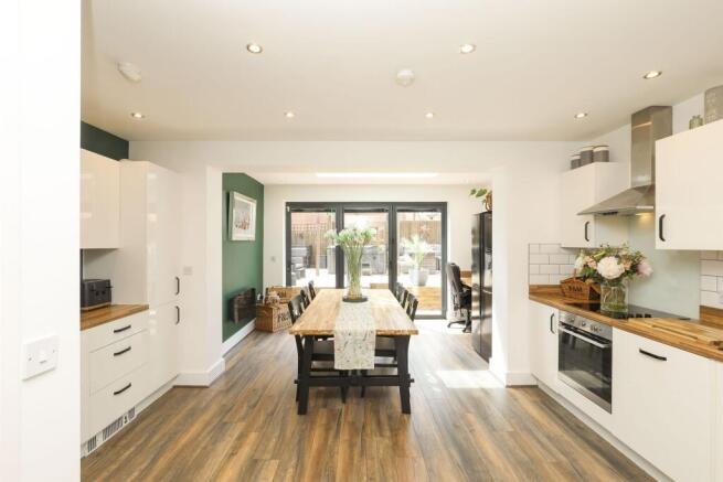 4 bed Semi-Detached for sale Image 9