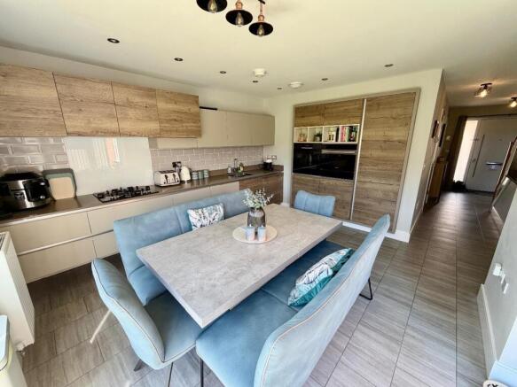 4 bed Detached for sale Image 8