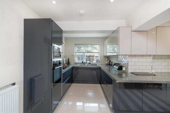 6 bed Semi-Detached for sale Image 4