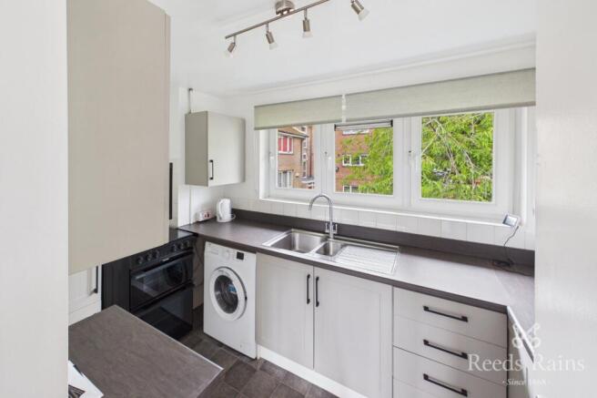 3 bed Apartment to rent Image 5