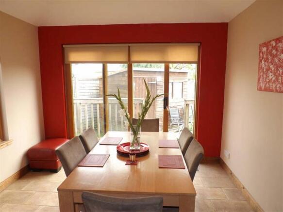 DINING AREA/FAMILY R