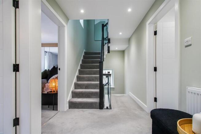 5 bed Detached for sale Image 12