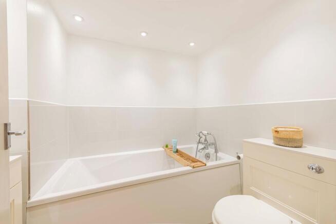 Bathroom W.C (1)