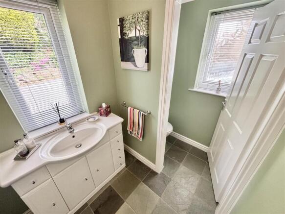 5 bed Detached for sale Image 12
