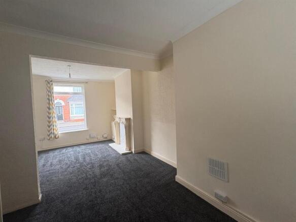 2 bed House to rent Image 4