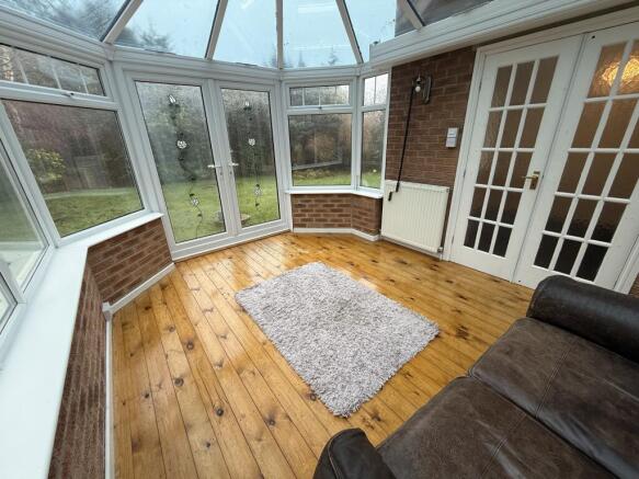 4 bed House to rent Image 12