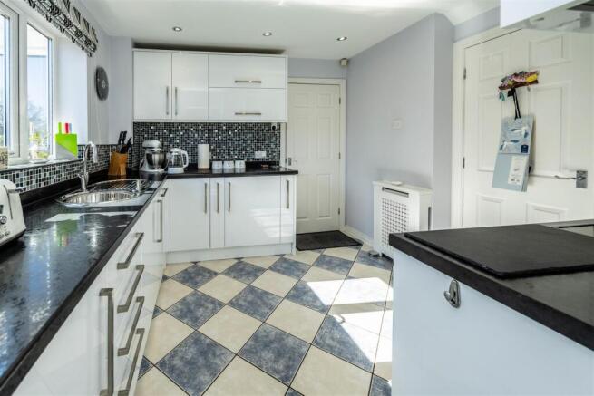 4 bed Detached for sale Image 10