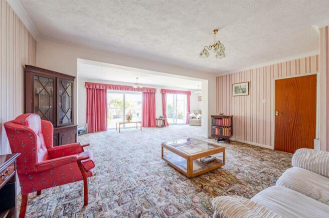 Lounge/Dining Room