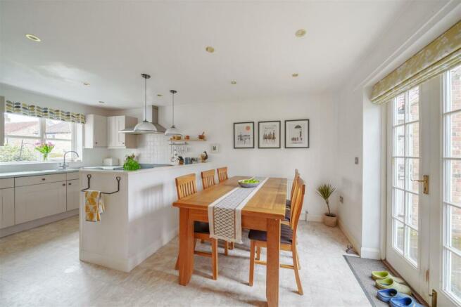 KITCHEN/DINING ROOM