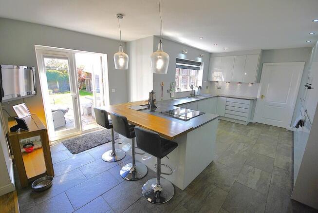 4 bed Detached for sale Image 12