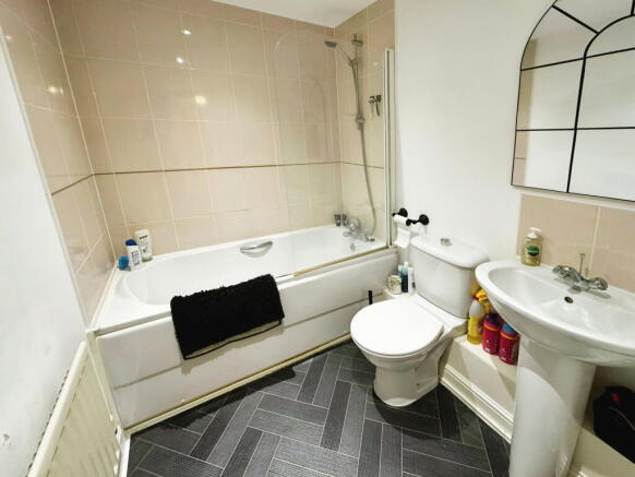 Kingsholm House, 7, Twickenham Close, East Swindon, SN3 3FF photo 4