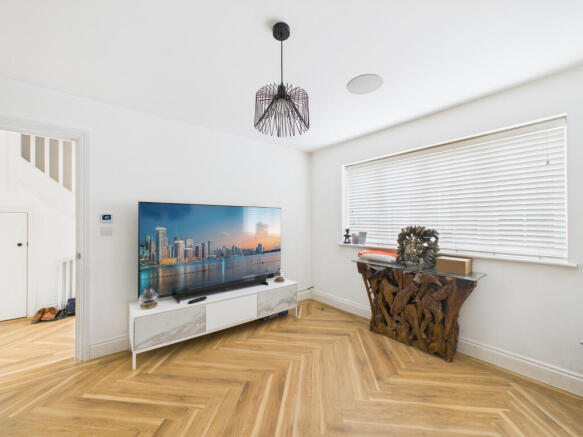 CAM01984G0-PR0546-STILL003