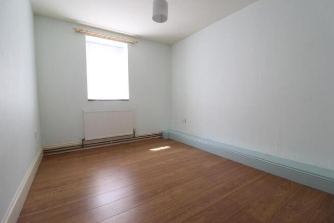 3 bed Flat to rent Image 5