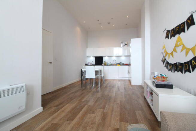 2 bed Apartment to rent Image 5