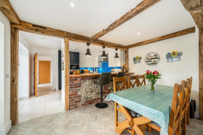 KITCHEN/DINING AREA