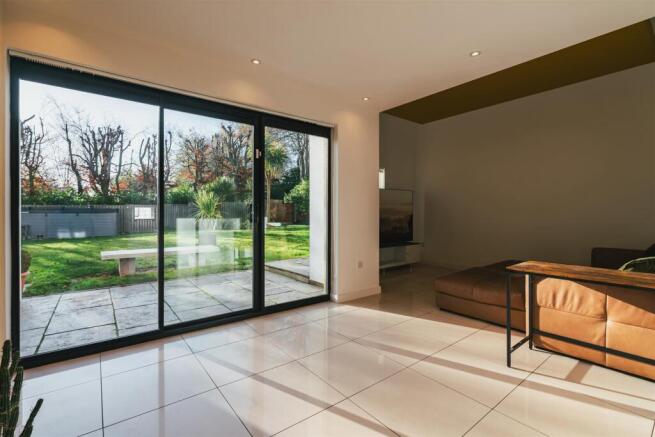 6 bed Detached for sale Image 5