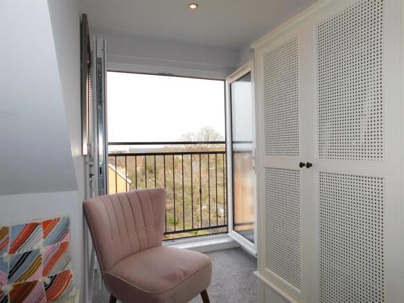 bedroom 1b