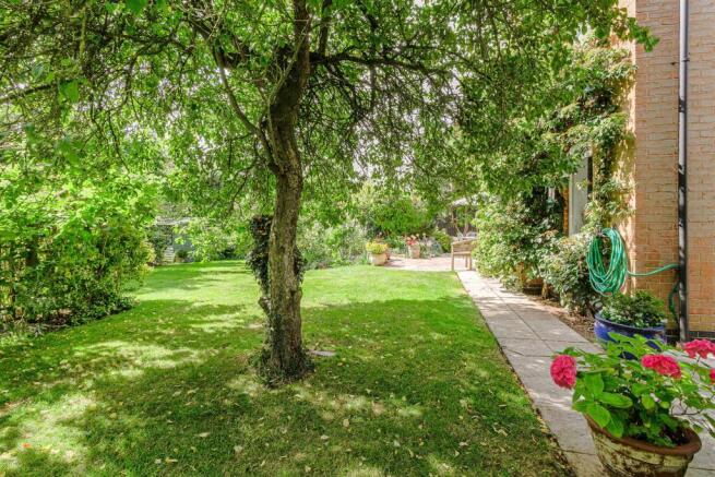 5 Garton Close