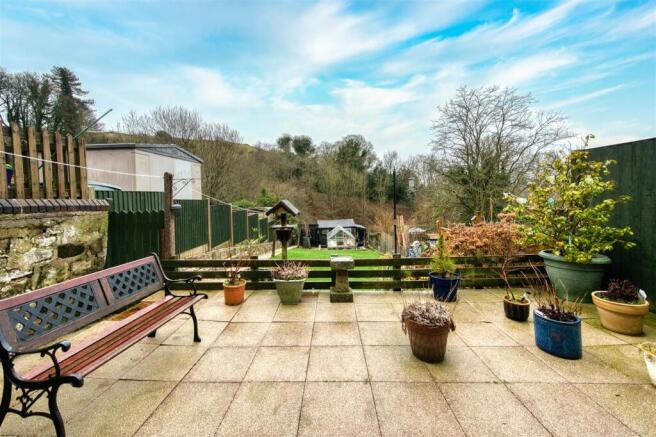 Garden - dining patio to lawn.jpg