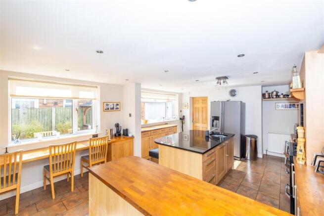 4 bed Detached Bungalow for sale Image 8