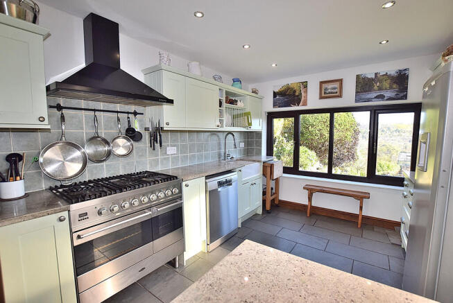 4 bed Semi-Detached for sale Image 8