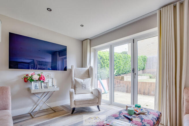 5 bed Detached for sale Image 12