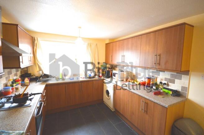 3 bed House Share to rent Image 12