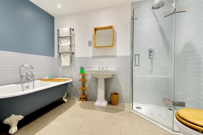 Family bathroo & shower.jpg