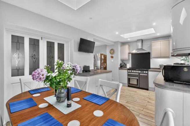 4 bed Semi-Detached for sale Image 7