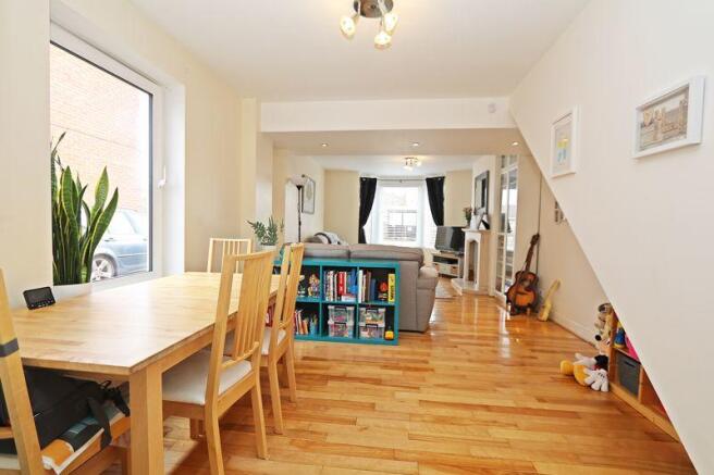 Lounge/Dining ...