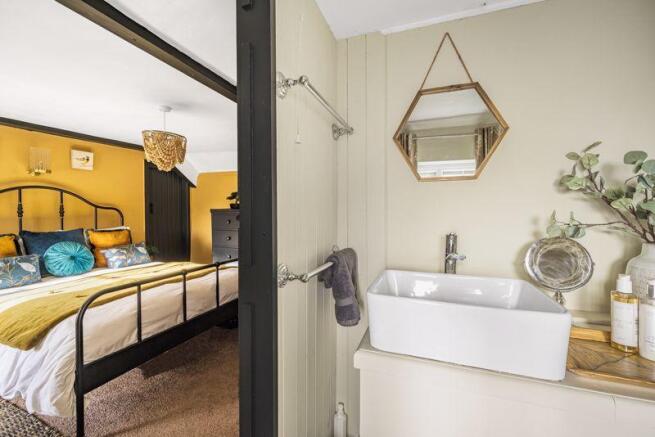 Bedroom 2/En Suite