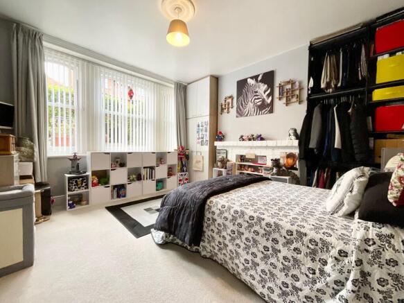 3 bed Flat for sale Image 8