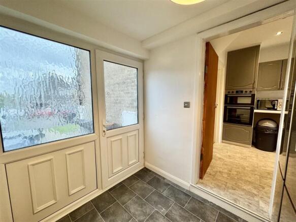4 bed Detached to rent Image 10