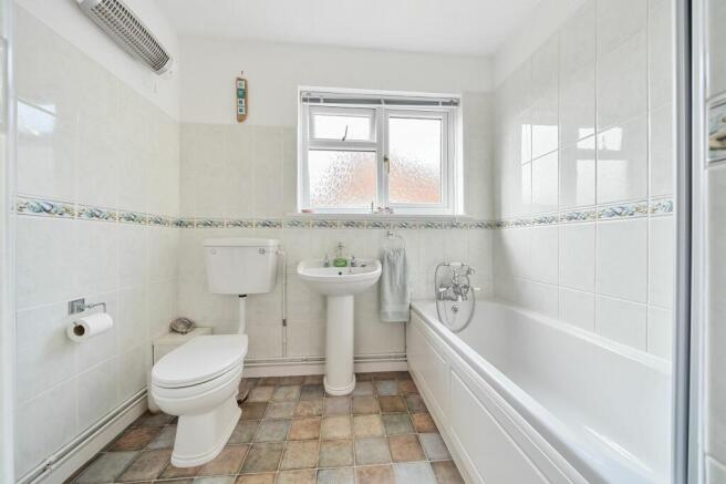 Bathroom W.C (1)