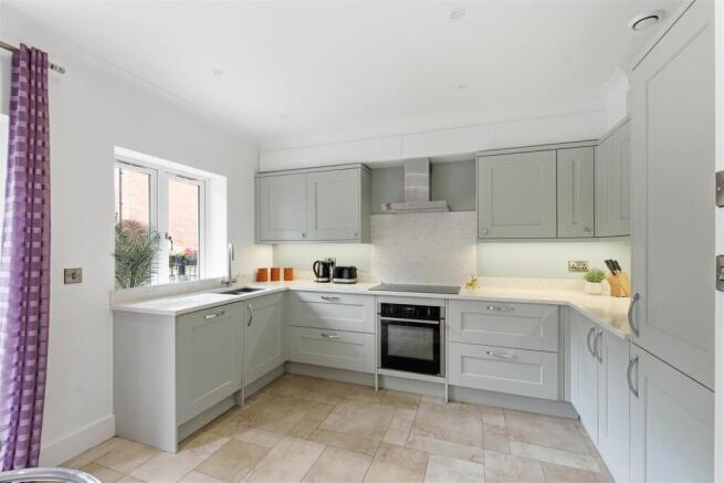 5 bed Town House for sale Image 6