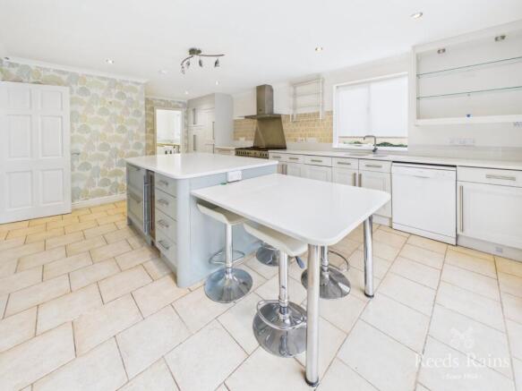 5 bed Detached for sale Image 4