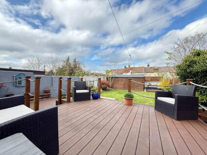 Popular Postition For Families, Offering Great Space And A Garden Cabin - Livingstone road