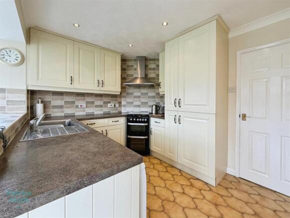 3 bed Detached Bungalow for sale Image 12