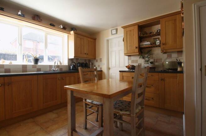 KITCHEN/BREAKFAST