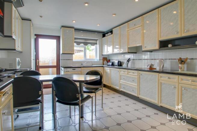 KITCHEN/DINER: